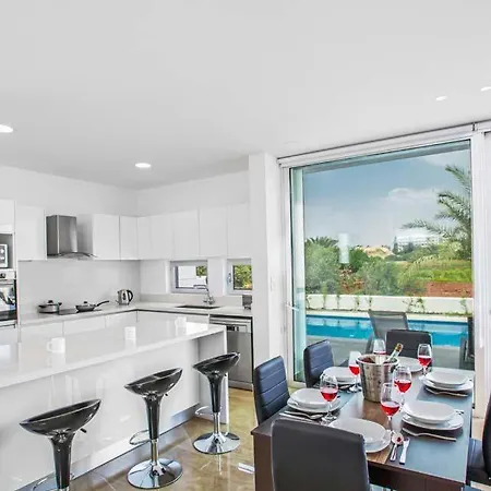 In Sleeps 7 With Pool Air Con And Wifi Villa *