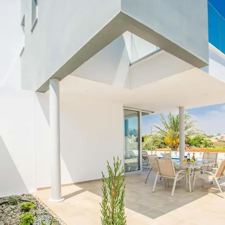 In Sleeps 7 With Pool Air Con And Wifi Vilă