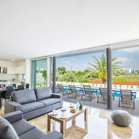 In Sleeps 7 With Pool Air Con And Wifi Βίλα *