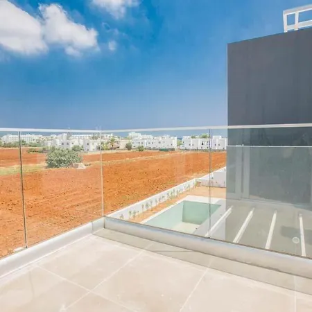 In Sleeps 7 With Pool Air Con And Wifi