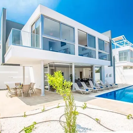 In Sleeps 7 With Pool Air Con And Wifi Vilă *