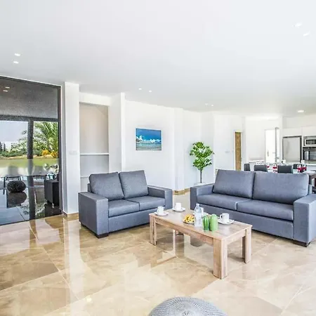 In Sleeps 7 With Pool Air Con And Wifi *
