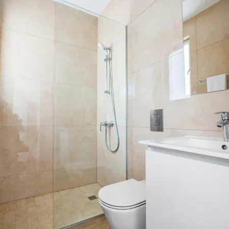 In Sleeps 7 With Pool Air Con And Wifi